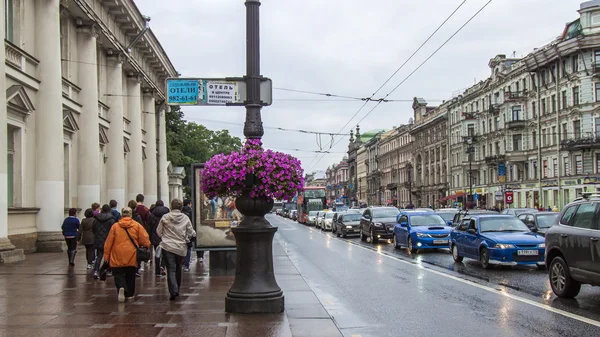 St. petersburg, russland, am 22. juli 2012. eine typische stadtansicht bei regnerischem wetter. nevsky Avenue — Stockfoto