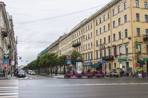 San Petersburgo, Rusia, el 22 de julio de 2012. Una vista urbana típica en días de lluvia. Avenida Nevsky — Foto de Stock