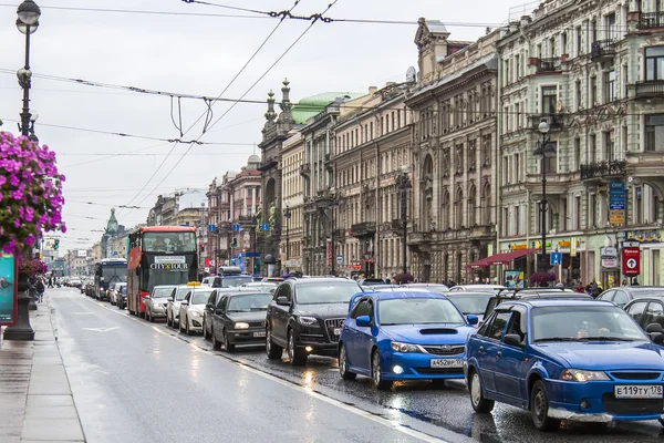 Saint-Pétersbourg, Russie, le 22 juillet 2012. Une vue urbaine typique par temps de pluie. Avenue Nevsky — Photo