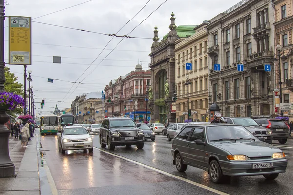 St. petersburg, Rusya Federasyonu-22 Temmuz 2012 tarihinde. yağmurlu bir günde tipik bir kent görünümünde. Nevsky Caddesi — Stok fotoğraf