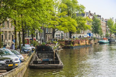 Amsterdam, Hollanda, üzerinde 10 Temmuz 2014. adlı kanal kıyısında yaşadığı tekneler