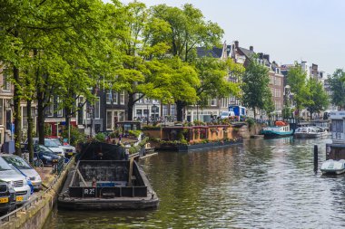Amsterdam, Hollanda, üzerinde 10 Temmuz 2014. adlı kanal kıyısında yaşadığı tekneler