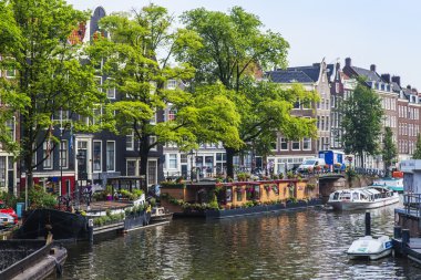 Amsterdam, Hollanda, üzerinde 10 Temmuz 2014. adlı kanal kıyısında yaşadığı tekneler