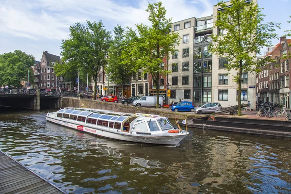 Amsterdam, Nizozemsko, na 10 července 2014. obydlených lodě na pobřeží kanálu — Stock fotografie