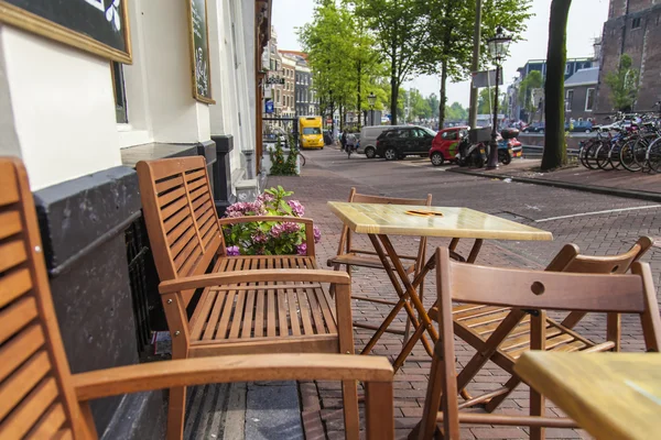 Amsterdam, Nederländerna, den 10 juli 2014. sommarcafé på stadens gata — Stockfoto