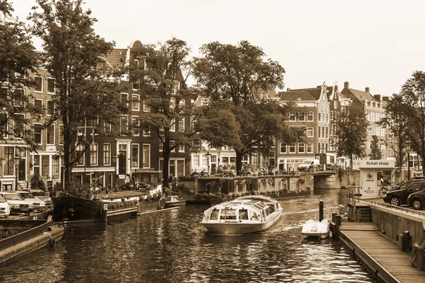 Amsterdam, Niederlande, am 10. Juli 2014. bewohnte Boote an der Kanalküste — Stockfoto