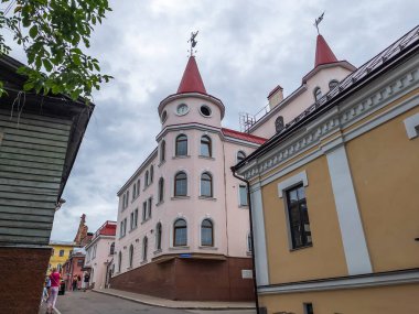 Vyborg, Rusya, 25 Temmuz 2021. Tipik şehir manzarası, tarihsel mimari topluluğun bir parçası.