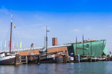 Amsterdam, Hollanda, üzerinde 10 Temmuz 2014. nehir banka amstel görünümünü