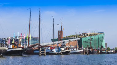Amsterdam, Hollanda, üzerinde 10 Temmuz 2014. nehir banka amstel görünümünü
