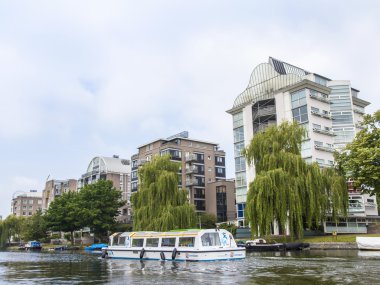 Amsterdam, Hollanda, üzerinde 10 Temmuz 2014. nehir banka amstel görünümünü