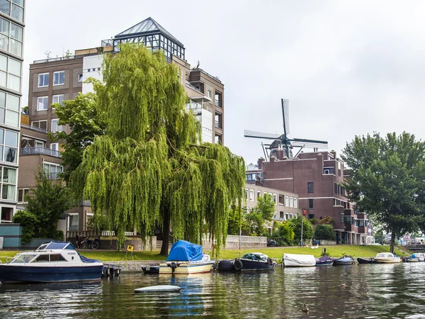Amsterdam, Nizozemsko, na 10 července 2014. pohled na řece amstel banky — Stock fotografie
