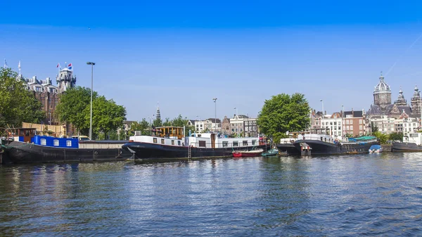Amsterdã, Holanda, em 10 de julho de 2014. Vista da margem do rio Amstel — Fotografia de Stock