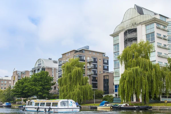 Amsterdam, Holandia, na 10 lipca 2014 roku. widok na rzekę amstel banku — Zdjęcie stockowe