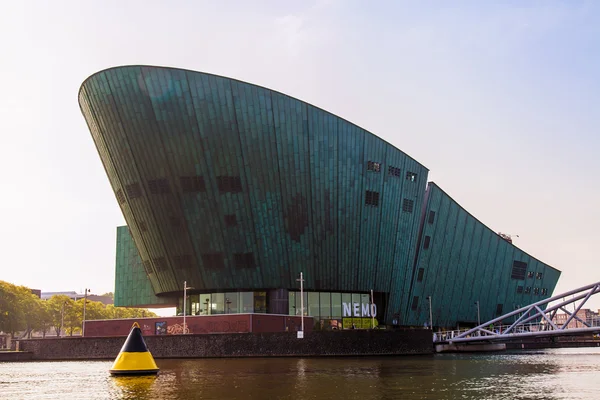 Amsterdam, Netherlands, on July 10, 2014. View of the river bank Amstel. Nemo Sience Center — Stock Photo, Image