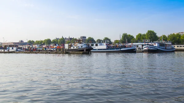 Amsterdam, Nizozemsko, na 10 července 2014. pohled na řece amstel banky — Stock fotografie