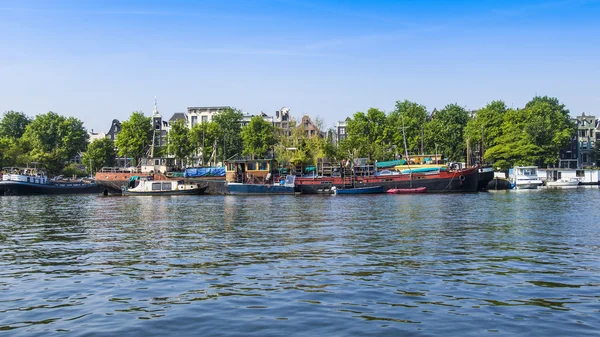 Amsterdam, Nederländerna, den 10 juli 2014. vy över floden bank amstel — Stockfoto