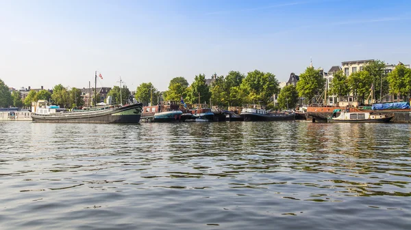 Amsterdam, Nederland, op 10 juli 2014. uitzicht op de amstel rivier bank — Stockfoto