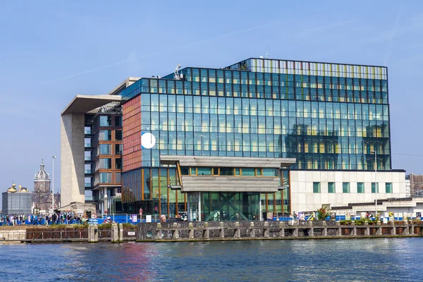 Ámsterdam, Países Bajos, 10 de julio de 2014. Vista de la orilla del río Amstel — Foto de Stock