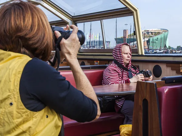 Amsterdam, Nederländerna, den 10 juli 2014. utsikt över staden från salon av vandrande fartyget — Stockfoto