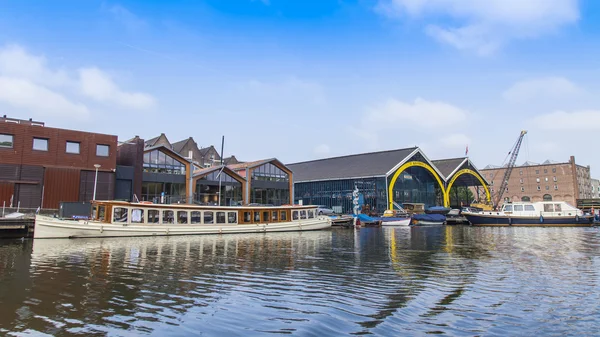 Amsterdam, Nederland, op 10 juli 2014. uitzicht op de amstel rivier bank — Stockfoto