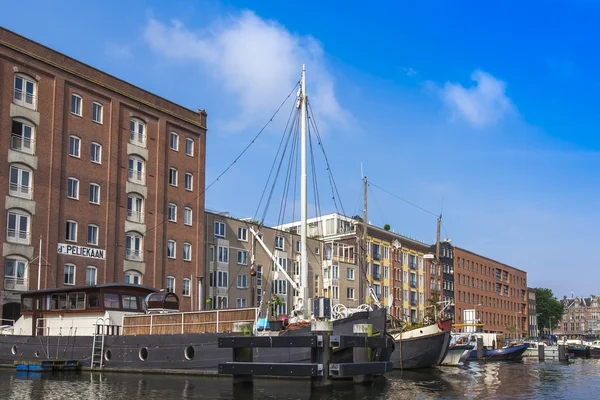 Amsterdam, Nederland, op 10 juli 2014. uitzicht op de amstel rivier bank — Stockfoto