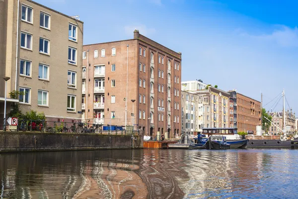 Amsterdam, Holandia, na 10 lipca 2014 roku. widok na rzekę amstel banku — Zdjęcie stockowe