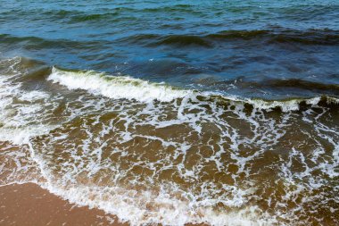 Deniz manzarası. Dalgalar ve köpüklerle sörf yapmak. Doğa arkaplanı