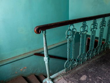 Vyborg, Rusya, 25 Temmuz 2021. Eski bir konut binasında merdiven içi.