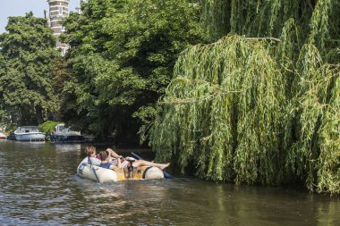 Amsterdam, Hollanda, üzerinde 10 Temmuz 2014. Kanal Sahilde yürüyüş botu hareket