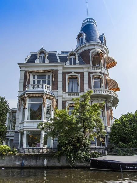 Amsterdam, Pays-Bas, le 10 juillet 2014. Vue sur la rive Amstel. Moulin vintage — Photo