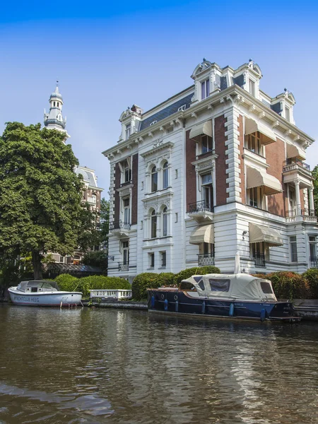 Amsterdam, Nizozemsko, na 10 července 2014. pohled na řece amstel banky. ročník mlýn — Stock fotografie