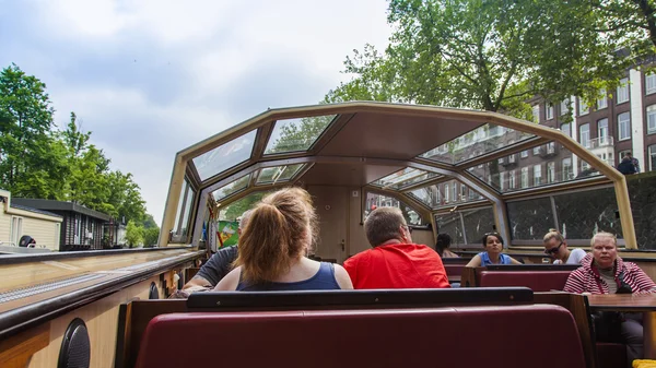 Amsterdam, Nizozemsko, na 10 července 2014. pohled na město od salon chodící lodi — Stock fotografie