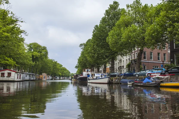 Amsterdam, Netherlands, on July 10, 2014. Inhabited boats at the channel coast — Stock Photo, Image