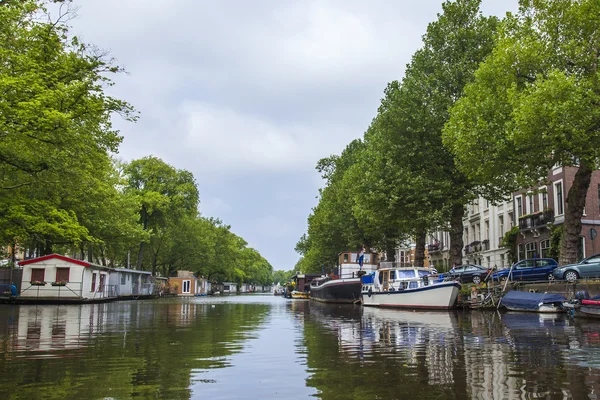 Ámsterdam, Países Bajos, 10 de julio de 2014. Barcos habitados en la costa del canal — Foto de Stock