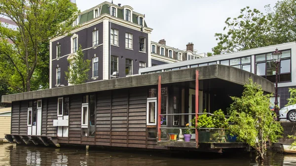 Amsterdam, Nederland, op 10 juli 2014. bewoonde boten aan de kust van het kanaal — Stockfoto