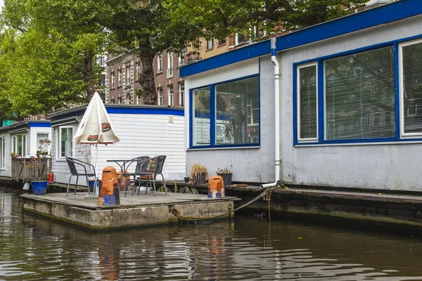 Amsterdam, Netherlands, on July 10, 2014. Inhabited boats at the channel coast — Stock Photo, Image