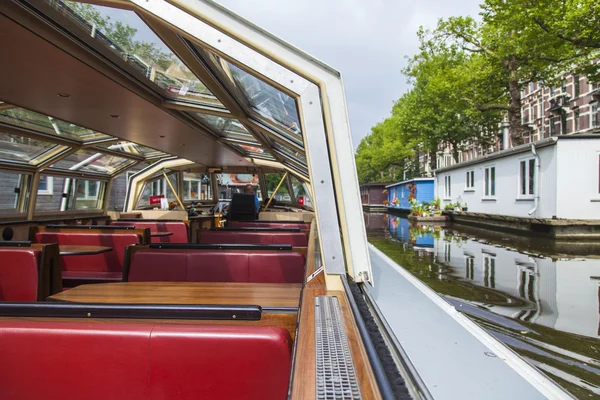 Amsterdam, Holandia, na 10 lipca 2014 roku. widok na miasto z salonu zwiedzanie statku — Zdjęcie stockowe