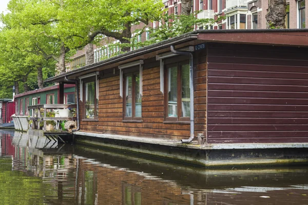 Amsterdam, Nederländerna, den 10 juli 2014. bebodda båtar på kanalen kusten — Stockfoto