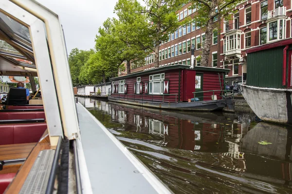 Amsterdam, Nederländerna, den 10 juli 2014. utsikt över staden från salon av vandrande fartyget — Stockfoto
