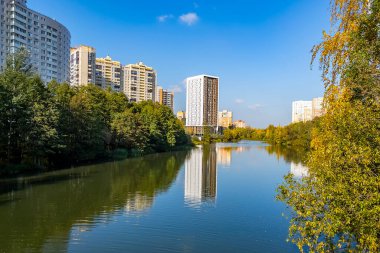 Pushkino, Rusya, 8 Ekim 2021. Serebryanka nehrinin kıyısında çok katlı yeni binalar. Sonbahar manzarası