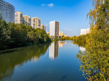 Pushkino, Rusya, 8 Ekim 2021. Serebryanka nehrinin kıyısında çok katlı yeni binalar. Sonbahar manzarası
