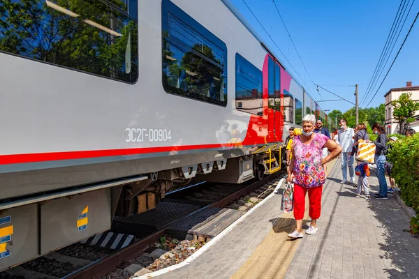 Zelenogradsk Rusya Haziran 2021 Tren Istasyonuna Yakın Bir Yerde Yolcular — Stok fotoğraf