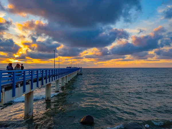 Zelenogradsk Russia Giugno 2021 Gente Ammira Paesaggio Marino Tramonto Sul — Foto Stock