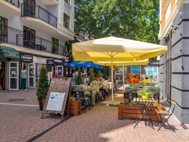 Svetlogorsk, Rusya, 24 Haziran 2021. Şehir caddesinde çekici bir kafe