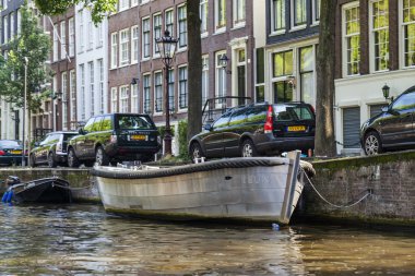 Amsterdam, Hollanda, üzerinde 10 Temmuz 2014. kanal kıyısında eski binalar ile tipik bir kentsel görünümü