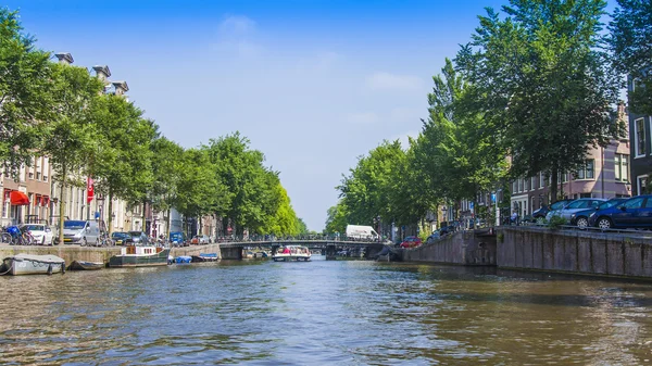 Amsterdam, Netherlands, on July 10, 2014. A typical urban view with old buildings on the bank of the channel — Stock Photo, Image