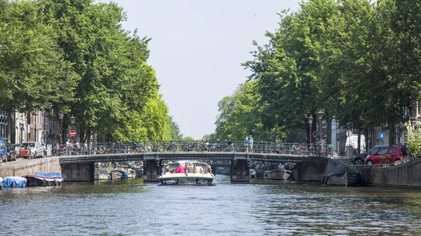 Amsterdam, Netherlands, on July 10, 2014. A typical urban view with old buildings on the bank of the channel — Stock Photo, Image