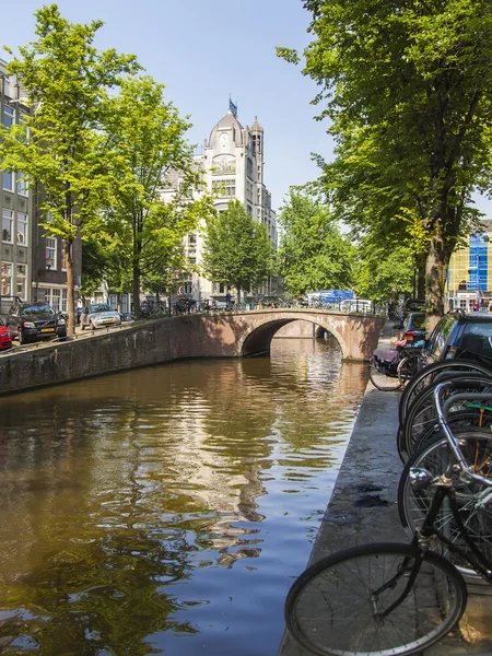 Amsterdam, Belanda, pada 10 Juli 2014. Pemandangan perkotaan yang khas dengan bangunan-bangunan tua di tepi kanal — Stok Foto