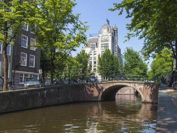 Amsterdam, Netherlands, on July 10, 2014. A typical urban view with old buildings on the bank of the channel — Stock Photo, Image