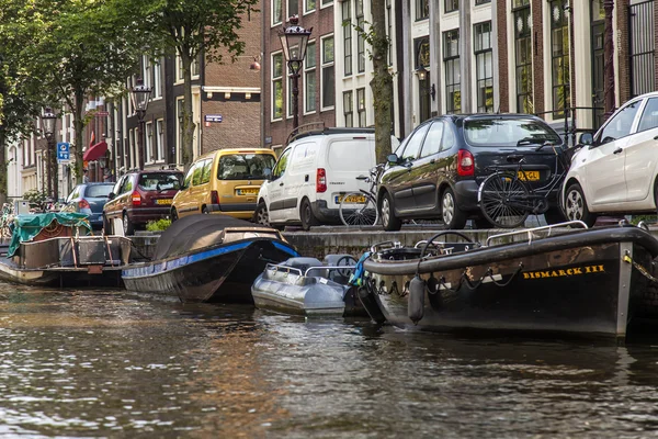 Amsterdam, Nizozemsko, na 10 července 2014. typický městský pohled se starými budovami na břehu kanálu — Stock fotografie